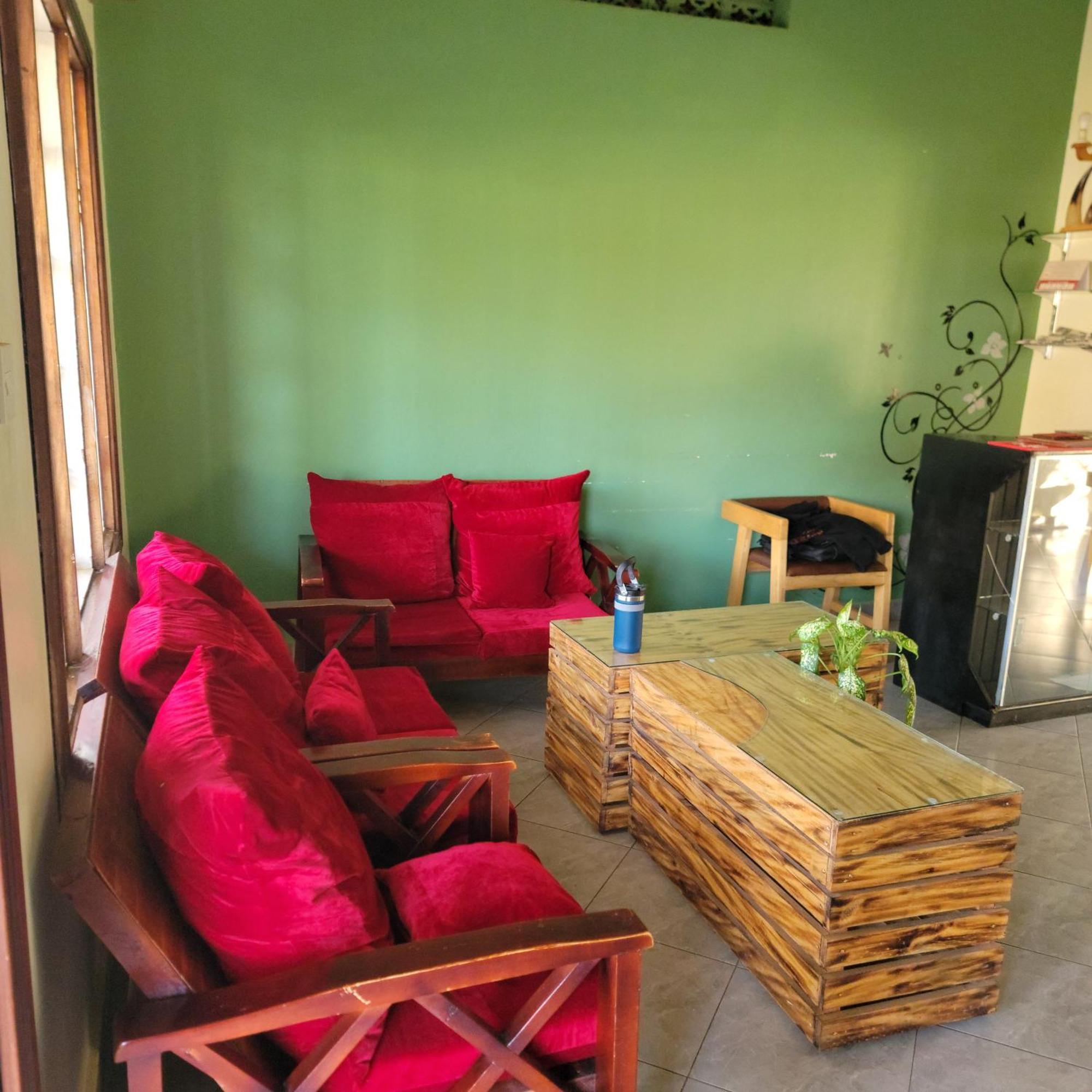 Bed and Breakfast Grassroots Cafe & Deli Masaka Экстерьер фото