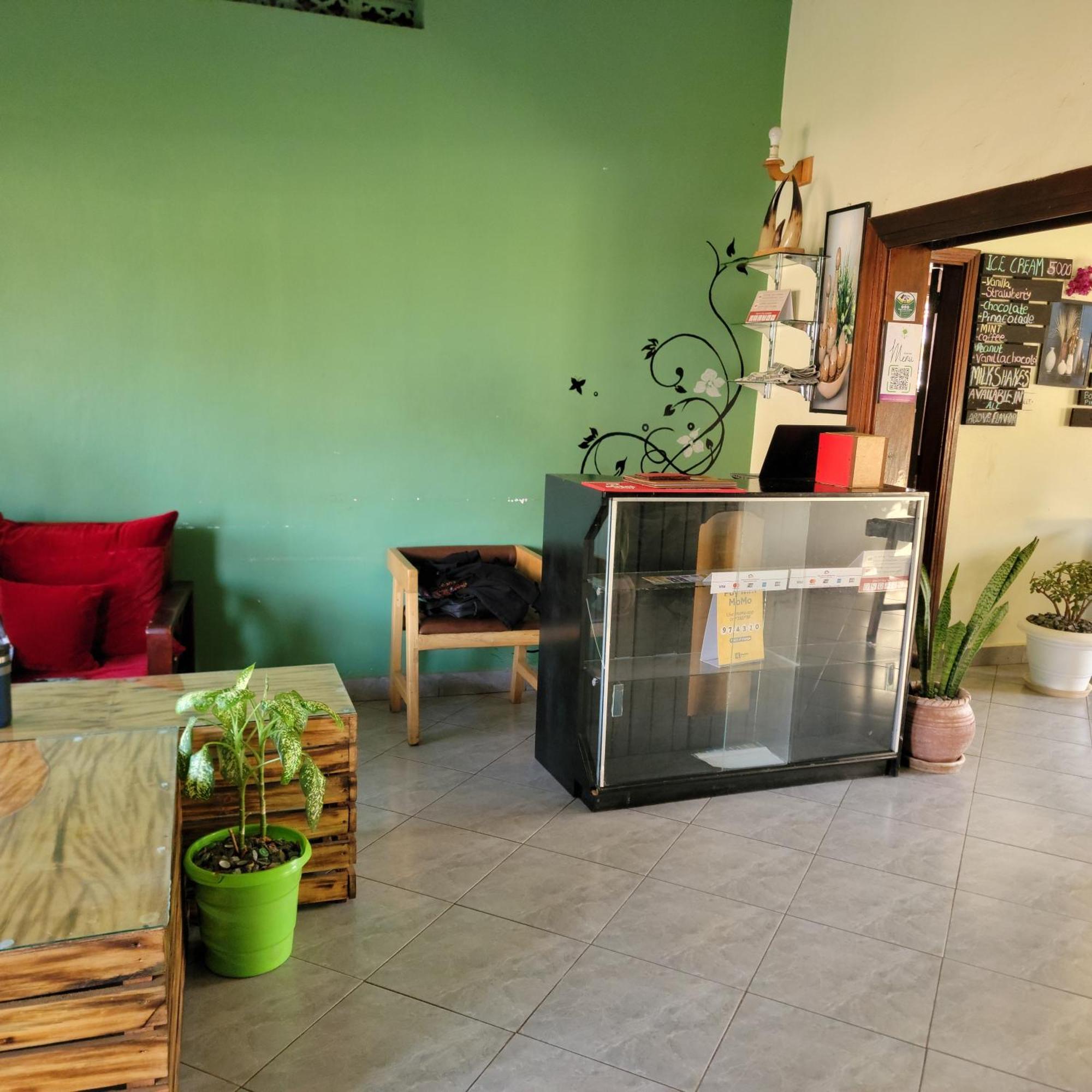 Bed and Breakfast Grassroots Cafe & Deli Masaka Экстерьер фото